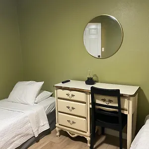 Private In Angeles With Wifi And Ac And Private Fridge!!! , Los Angeles United States